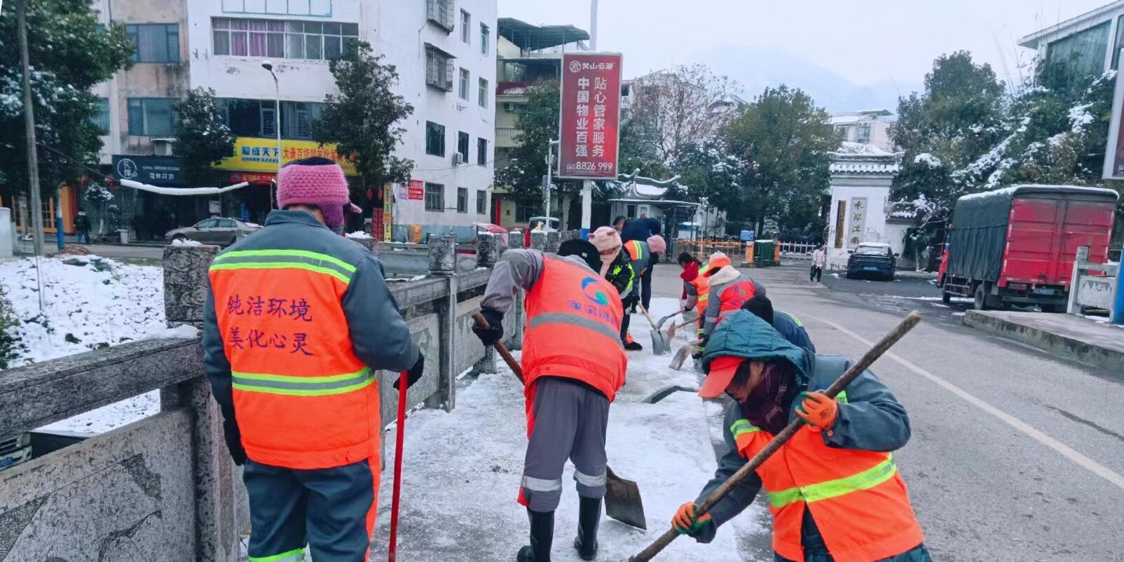 贵州铜仁：以雪为令！全力以赴除冰雪保畅通